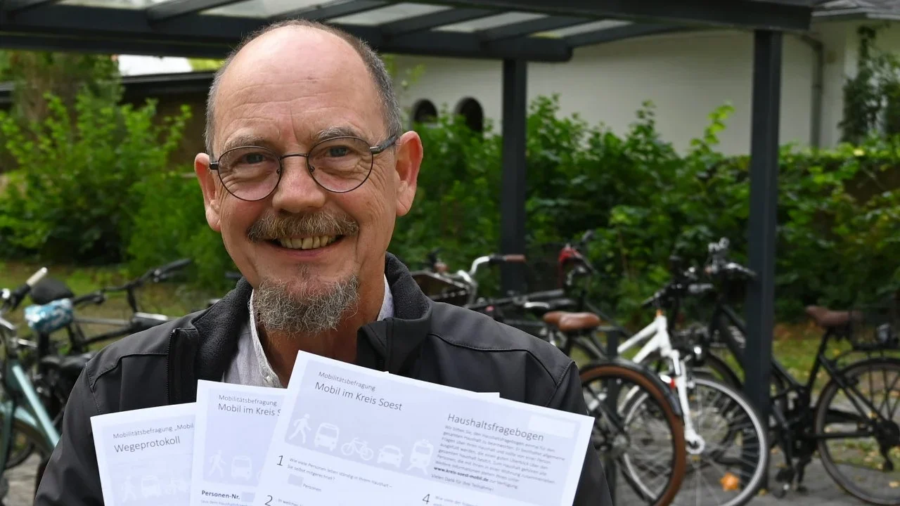 Stefan Hammeke, Radverkehrsbeauftragter des Kreises Soest, erinnert an die Mobilitätsbefragung des Kreises Soest. Jeder, der Post vom Planungsbüro Planersocietät erhalten hat, wird gebeten, an der Befragung teilzunehmen – denn jede Antwort hilft. Foto: Judith Wedderwille/Kreis Soest