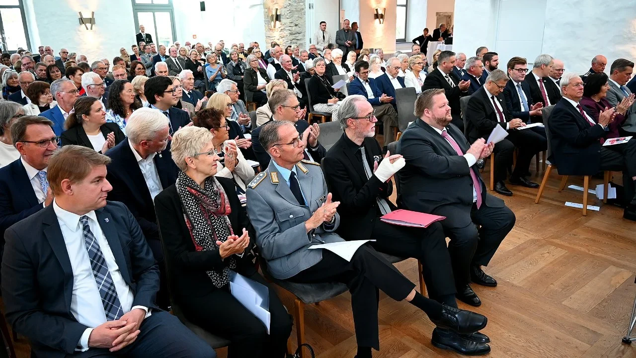 Rund 180 Gäste kamen zur Feierstunde zum Tag der Deutschen Einheit in den Kuppelsaal des Ritterguts Störmede. Foto: Birgit Kalle/Kreis Soest