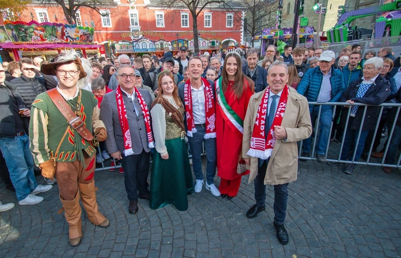 Allerheiligenkirmes 2025 18 Gruppenbild Eroeffnung