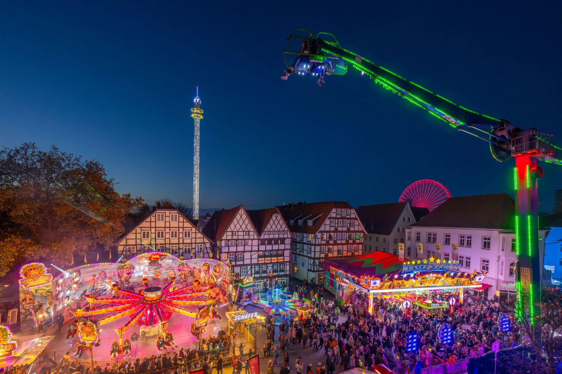 Blick auf die beleuchtete Allerheiligenkirmes auf dem Soester Markt