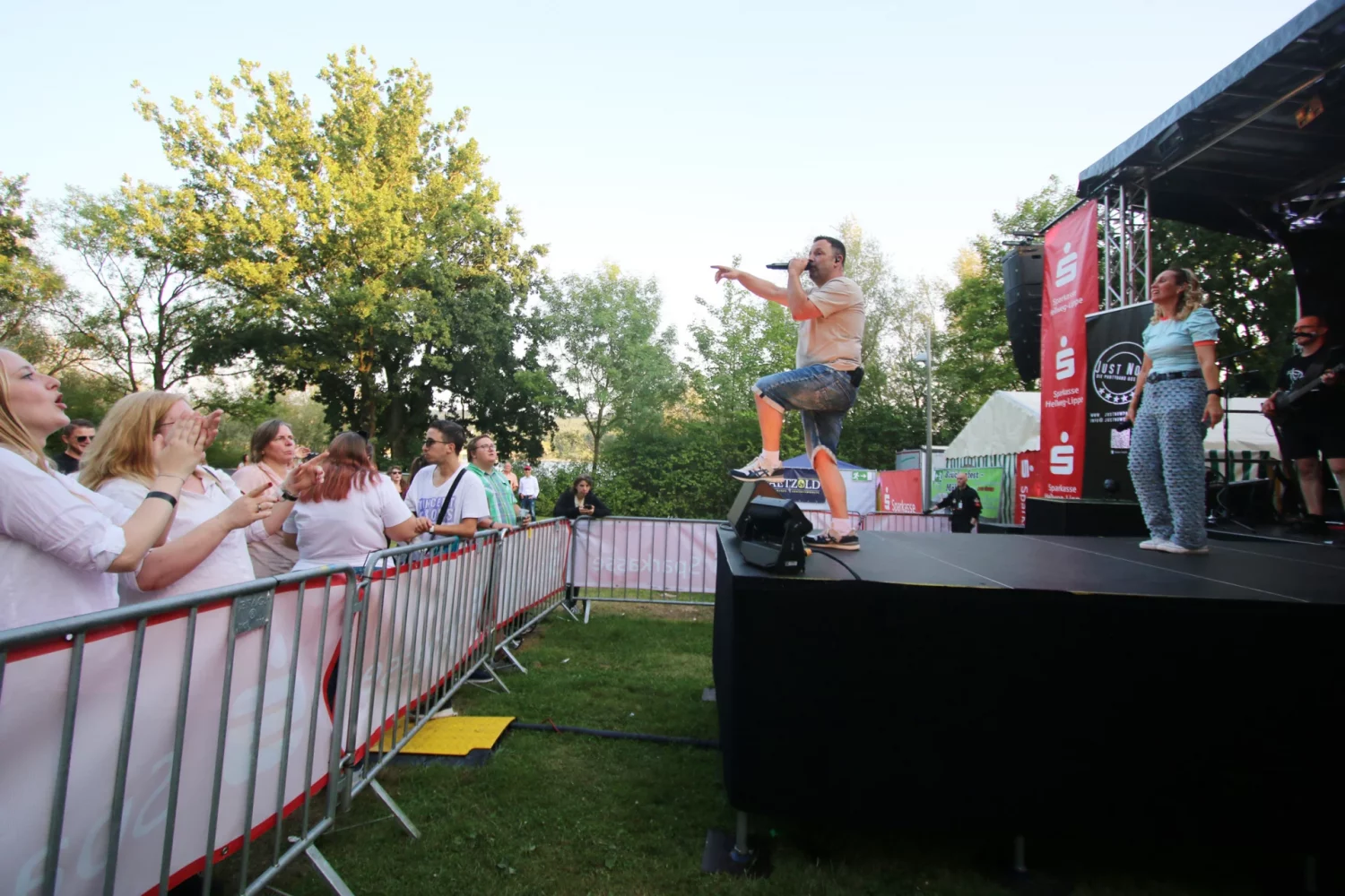 Brueckenfest Leute Festwiese Frueh Abend