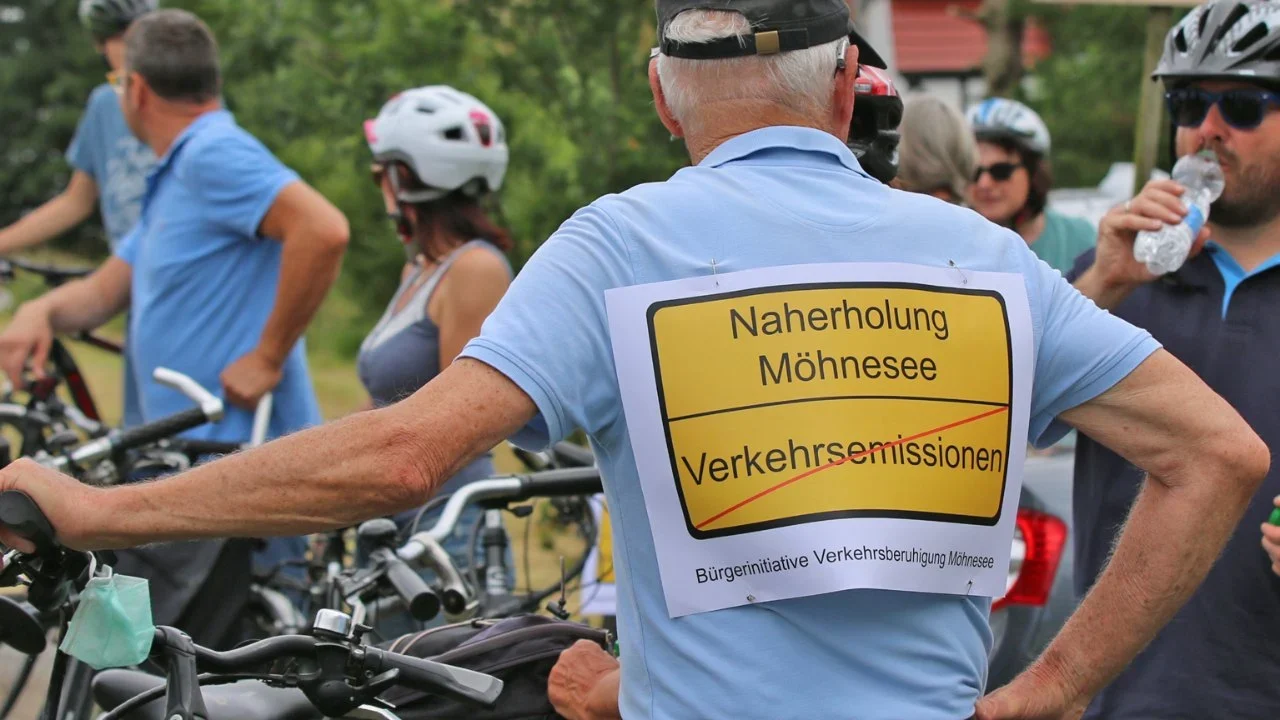 Vor sechs Jahren organisierte die Bürgerinitiative Verkehrsberuhigung Möhnesee eine von dann mehreren Demonstrationen gegen Krach und Raserei auf den Zufahrtstraßen zum Möhnesee und rund um den See. Bei der Bürgerversammlung heute Abend in Stockum soll das wieder auf die Tagesordnung.