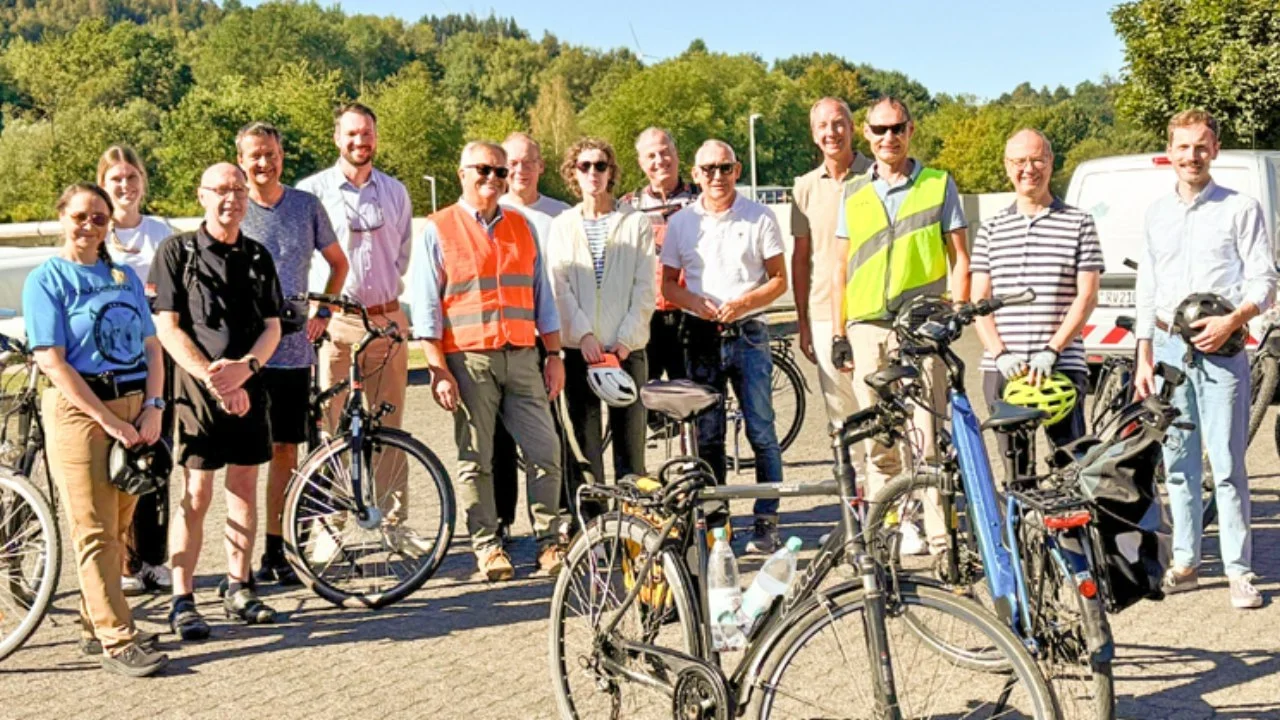 An der 2. Etappe der Sommertour des Ruhrverbands nahmen teil (v.l.): Maria Geißler (R.D.M. Arnsberg GmbH, Lena Klein (Ruhrverband), Holger Wagner (Perstorp Chemicals), Frank Roesler (Ruhrverband), Dr. Jan Ruppelt (Ruhrverband), Markus Rüdel (Ruhrverband), Christoph Weber (Bürgermeister Stadt Meschede), Ilka Strube (Ruhrverband), Dr. Jürgen Fischbach (Sauerland-Tourismus), Heinrich Böckelühr (Regierungspräsident Arnsberg), Dr. Christoph Donner (Ruhrverband), Bernd Heinz (AWWR und Wasserwerke West