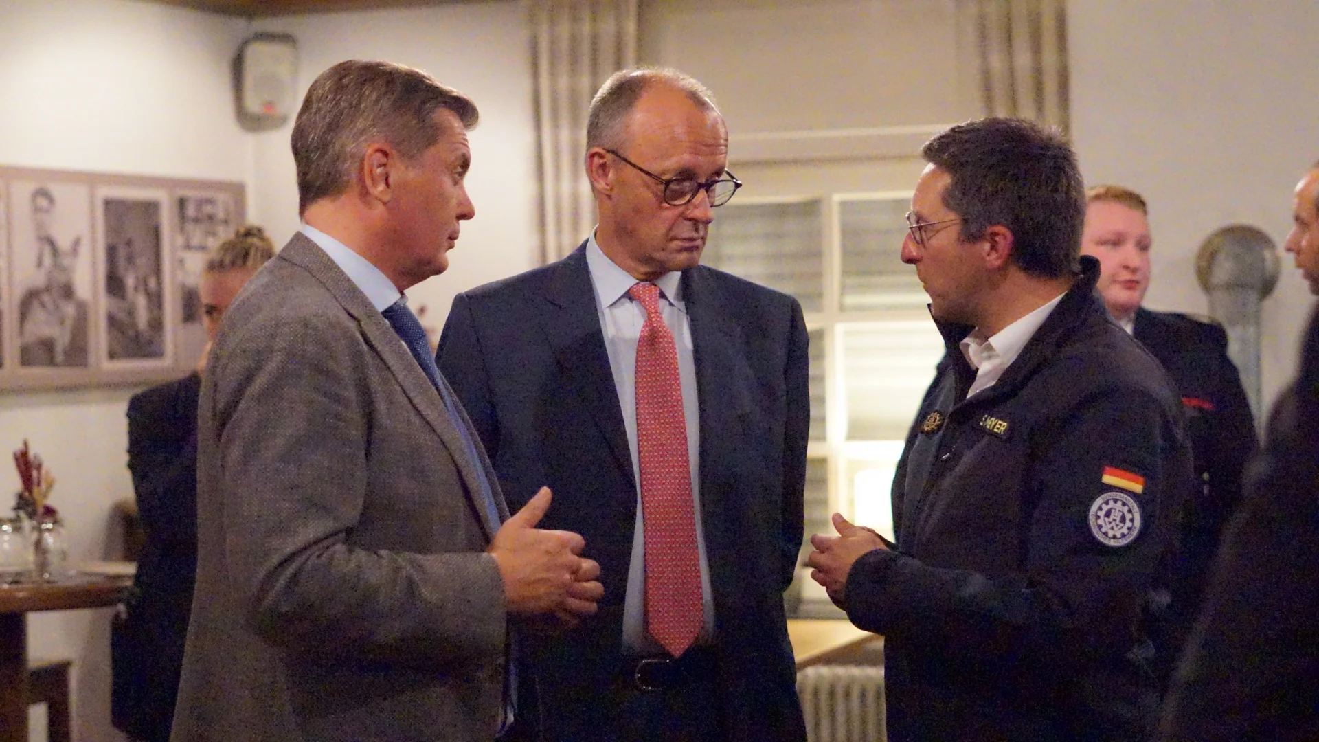 Sascha Meyer im Gespräch mit Friedrich Merz und Oliver Pöpsel