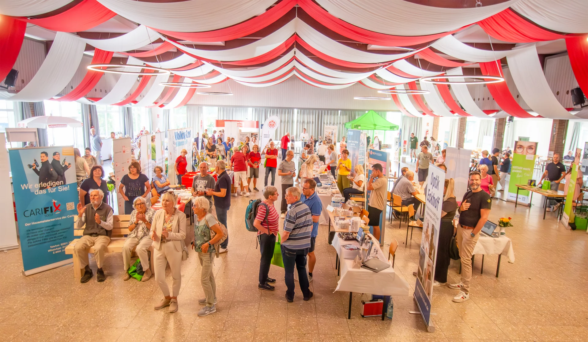 Seniorenmesse Moehnesee 2025 Blick Buehne In Moehneseehalle