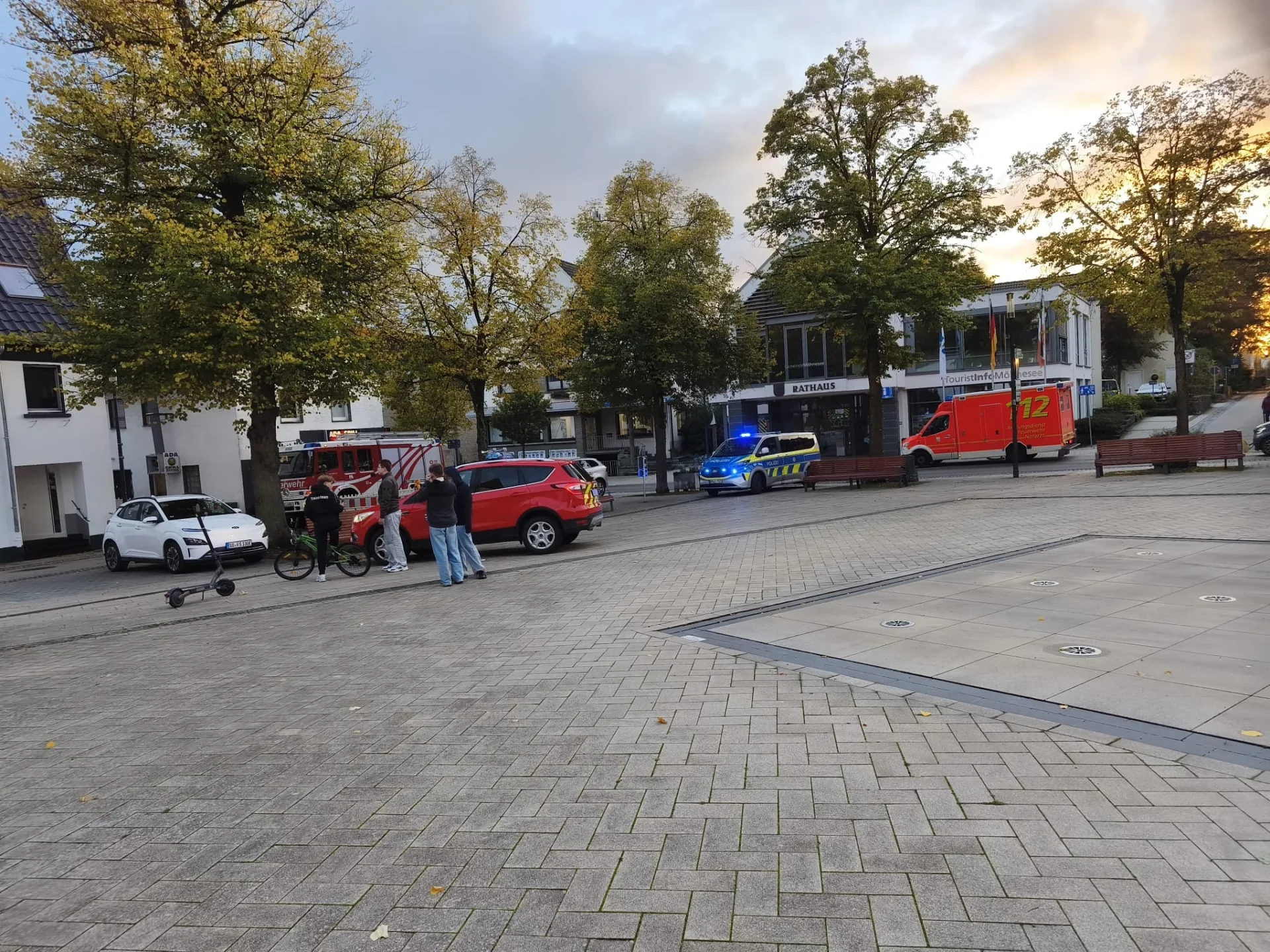 Fahrzeuge von Feuerwehr, Polizei und Rettungsdienst am Pankratiusplatz in Körbecke.