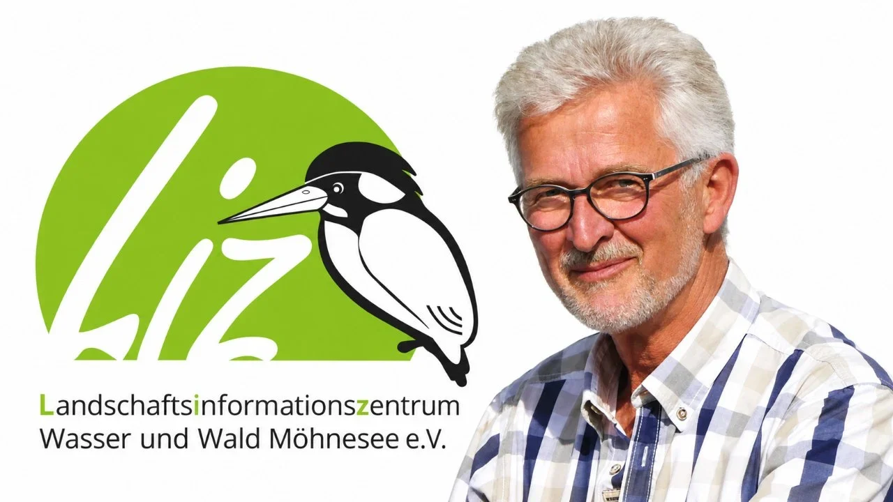 Bernhard Schladör führt seit September 2008 ehrenamtlich den Trägerverein des Landschaftsinformationszentrums Wasser und Wald Möhnesee (LIZ). Jetzt ist er für den Publikumspreis des Deutschen Engagementpreises nominiert. Foto: privat. Logo: LIZ. Fotomontage mit KI erstellt.