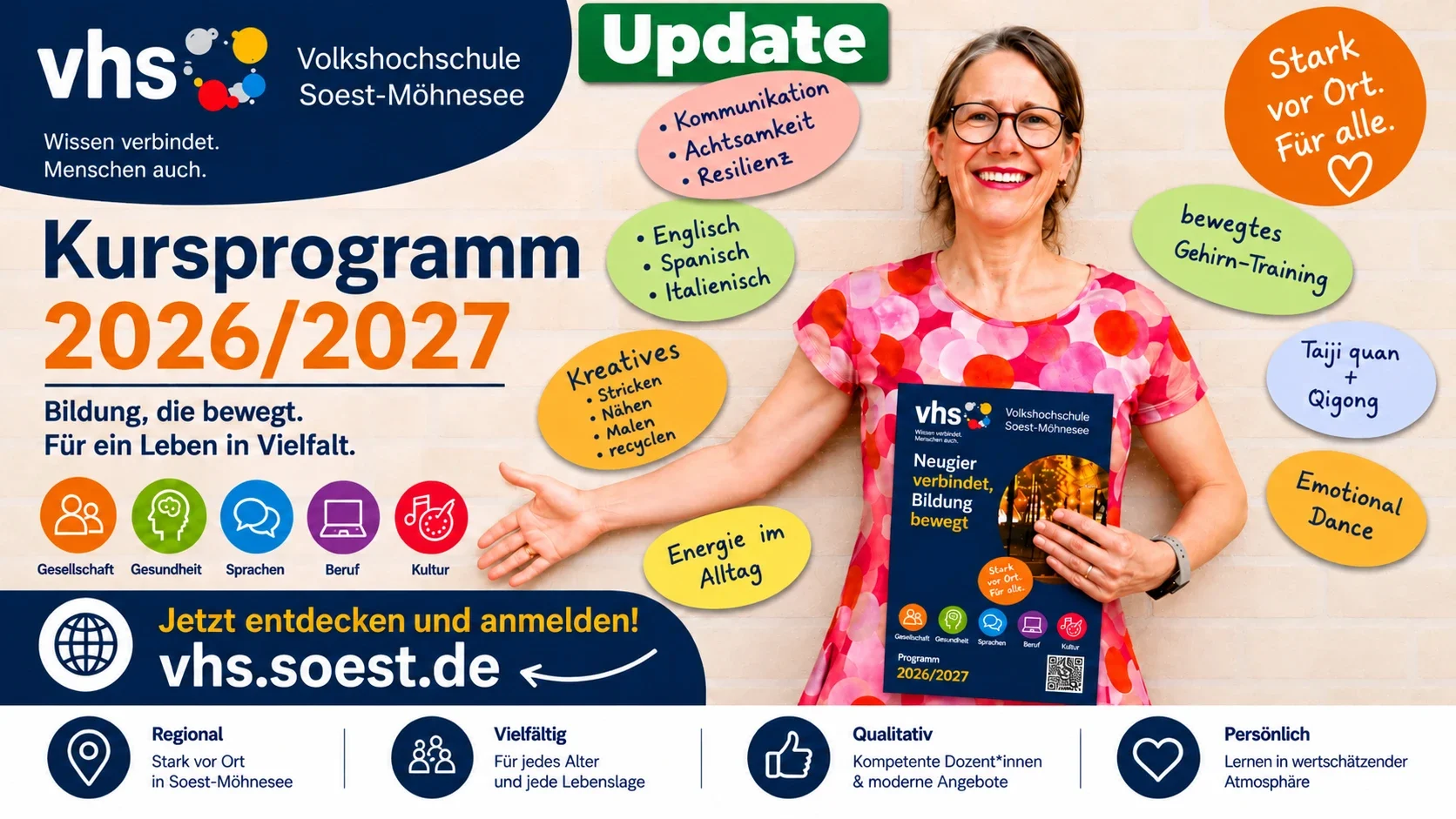 Elke Husemann präsentiert das VHS-Kursprogramm 2026/2027 mit dem deutlich sichtbaren Schriftzug Update.