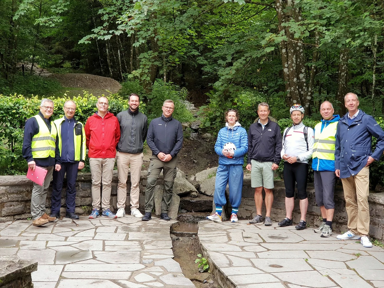 Teilnehmer der Ruhrverbands-Radtour an der Ruhrquelle bei Winterberg