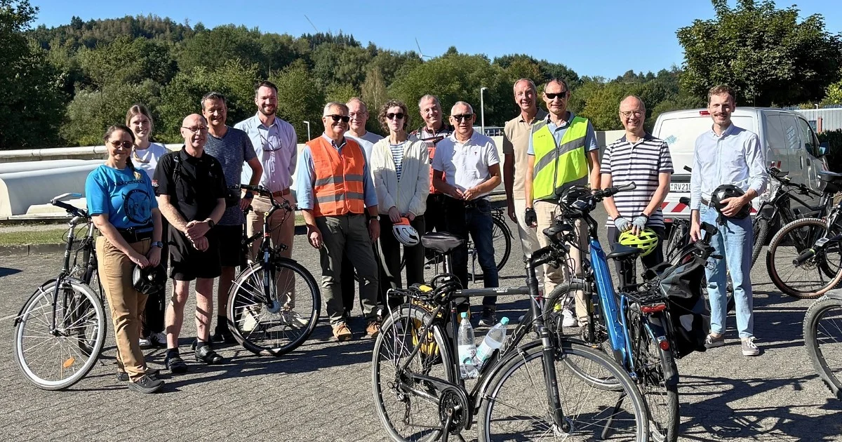 Teilnehmer der zweiten Ruhrverbands-Radtour mit Fahrrädern