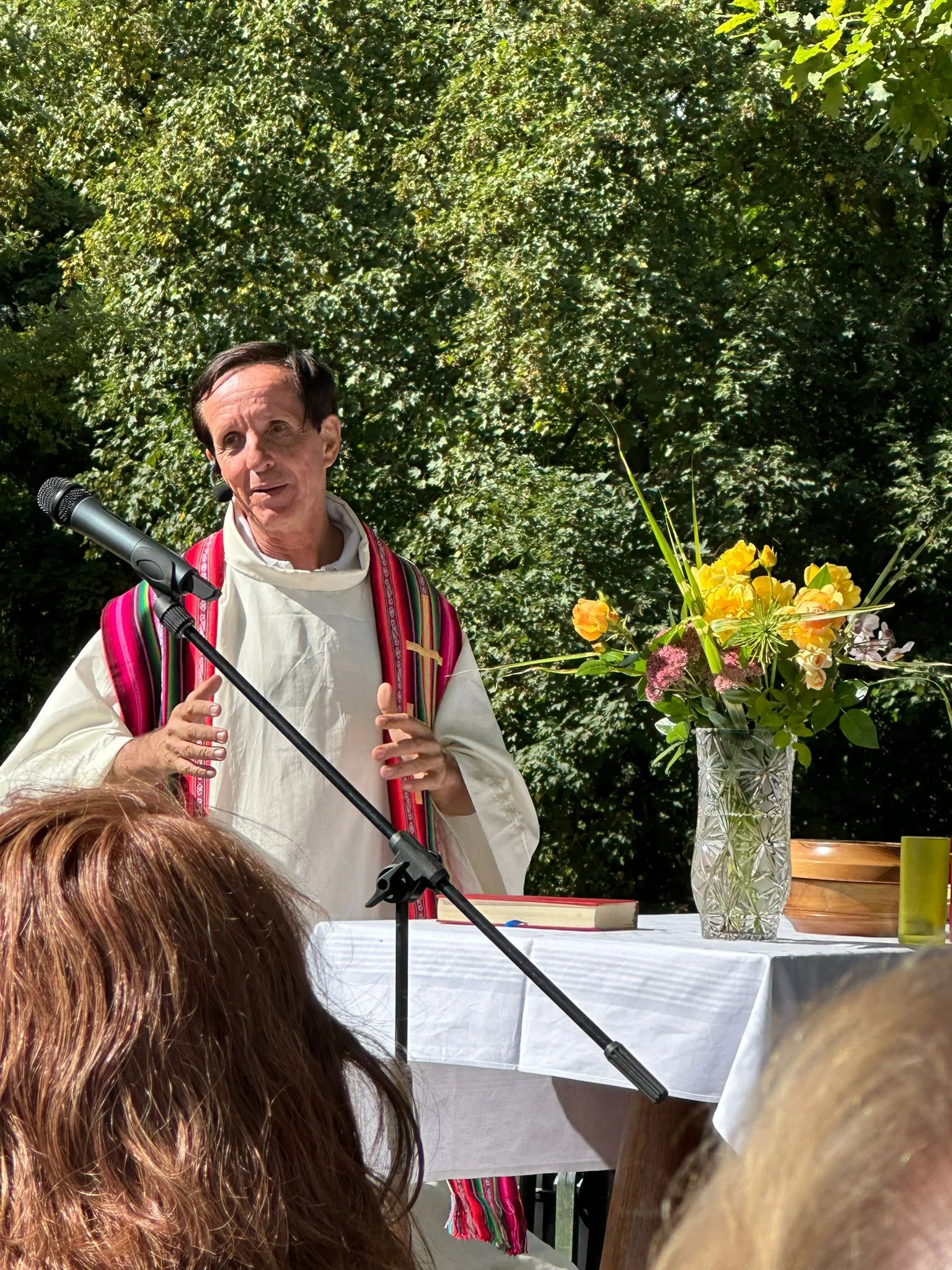 Pater Avelino bei einer Messe in Körbecke
