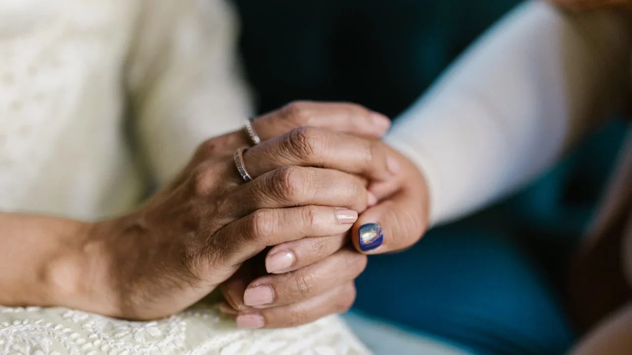 Einander Halt geben und Erfahrungen teilen: Dazu lädt die neue Selbsthilfegruppe für Frauen mit Krebserkrankung in Soest ein. Symbolbild: RDNE Stock project/Pexels.